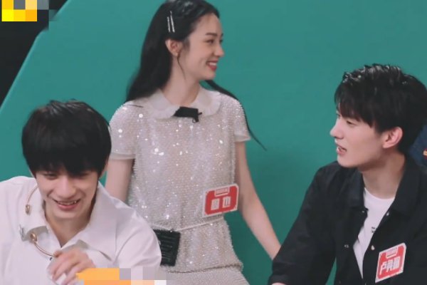 别把伤害当成幽默！刚上台就diss何炅个子低，何炅：你不退赛啊？