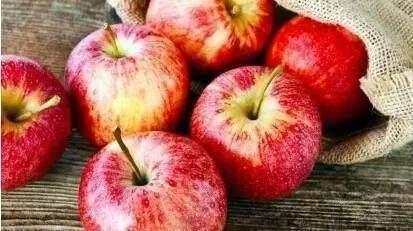 肠胃|睡觉前吃苹果积累毒素营养师告诉你两个最适合吃苹果的时间