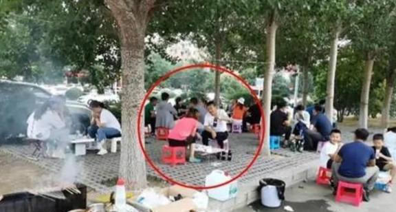 爸妈|最委屈宝宝火了，被路边吃烧烤的爸妈嫌碍事放进包里，网友：心大
