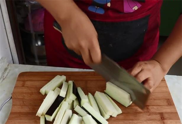 教你用茄子和豆角,做出美味的家常菜,刚上桌就被抢着吃,太香了