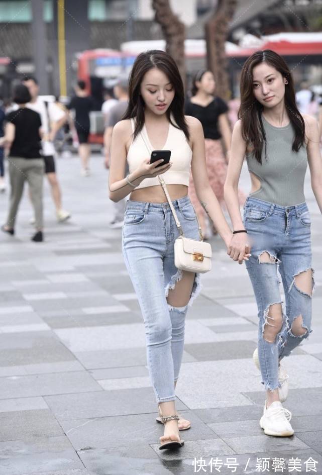 乞丐风 闺蜜俩逛街走乞丐风引人注目,白色上衣的“炫腹”搭配休闲又时尚