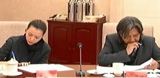 央视一姐董卿上《新闻联播》！大背头气质不凡，在男领导中好抢眼