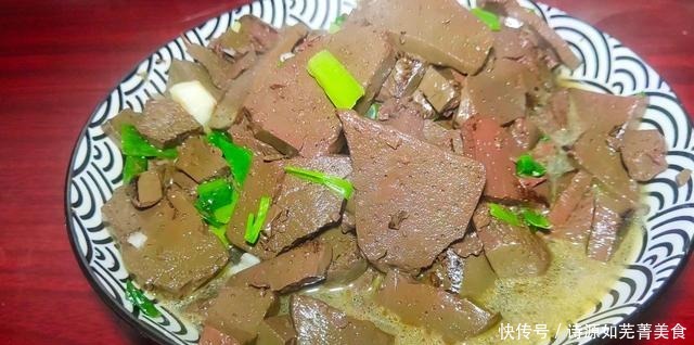 焯水|炒猪血时,牢记别马上下锅,大厨教你一招,猪血嫩滑无腥味