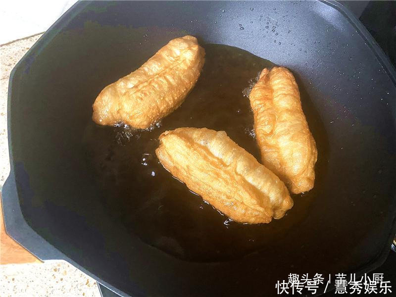  油条怎么炸，才又大又蓬松？最好配方和秘诀在此，酥香蓬松吃不够