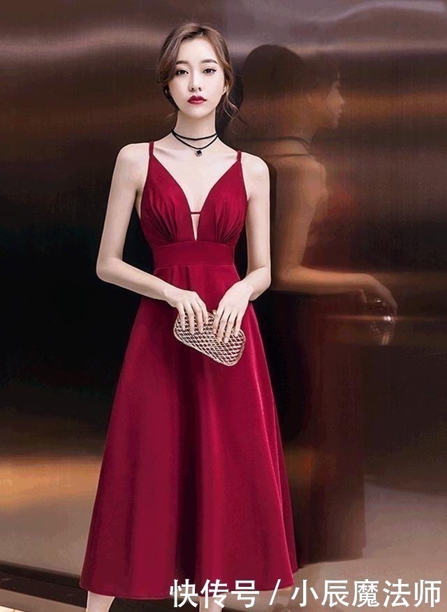 性感|美女穿搭：小姐姐爱穿吊带连衣裙，勾勒出曼妙曲线，性感又优雅