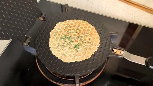 超简单的自制零食：香葱薄脆，太香太脆了，宅家必备