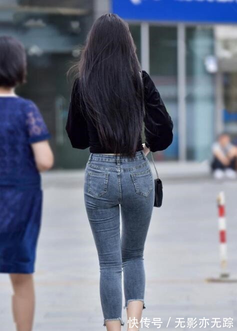 小姐姐|黑色上衣加牛仔裤，简单穿搭让微胖女孩气质更美