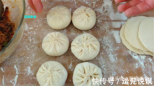 蒸包子别直接上锅蒸,教你传统老方法,简单好吃,吃一次念念不忘