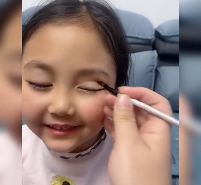 变大|妈妈给萌娃画双眼皮,演示眼睛变大的全过程,网友堪称美妆博主