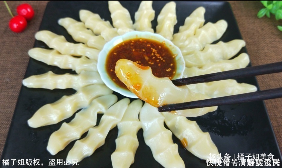 土豆我家从来不炒,教你秘制新做法,一次做4个,香辣筋道超好吃