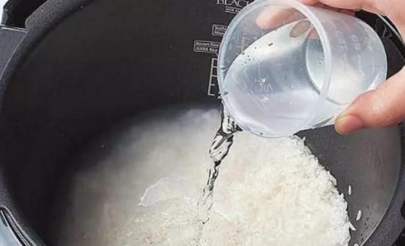 蒸米饭时,记住这一点,蒸出的米饭更软糯香甜,快学起来吧