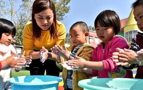 孩子两岁半送幼儿园和三岁送有什么区别？