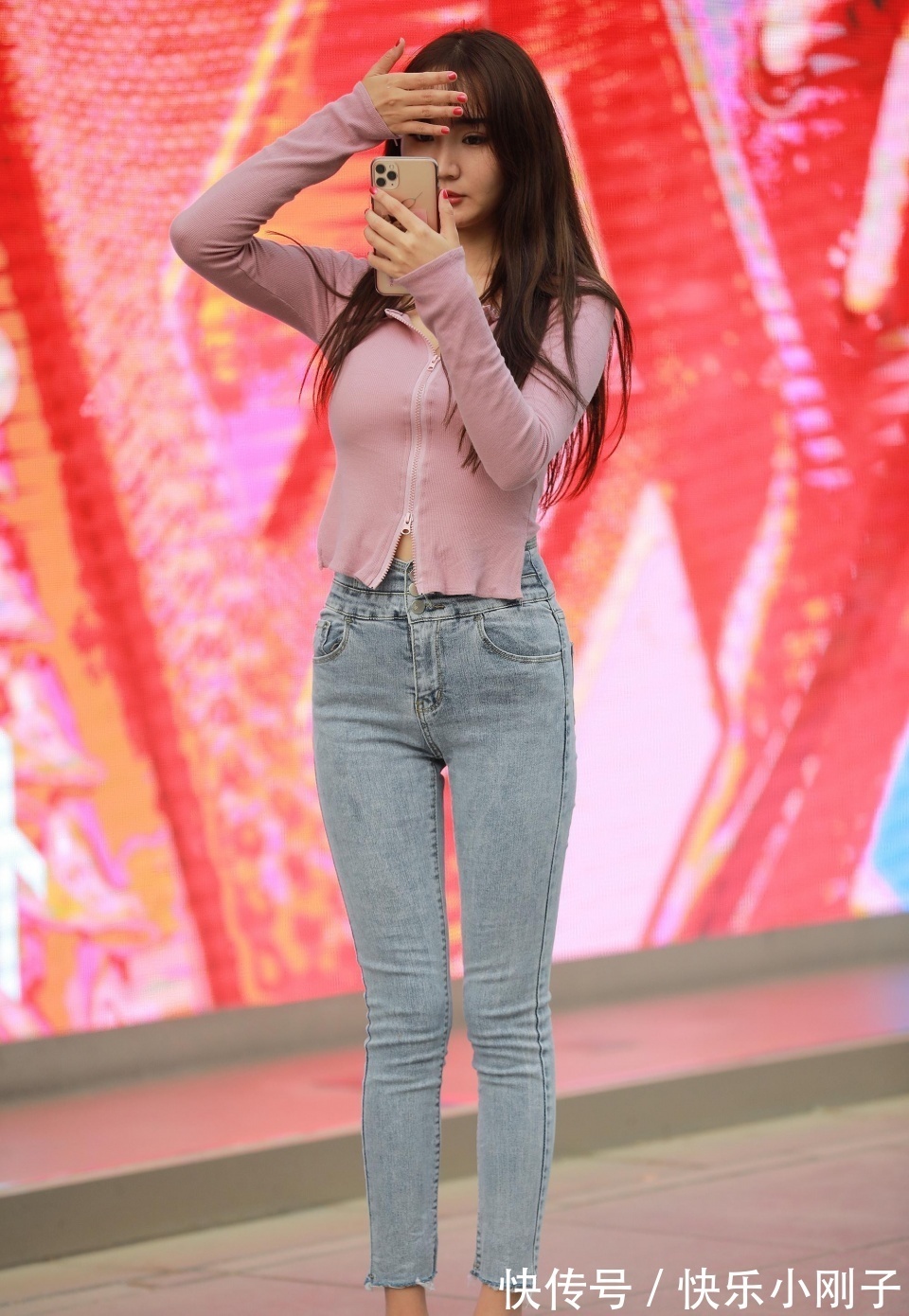 紧身衣|小姐姐身穿红色紧身长袖，搭配灰色的牛仔裤，走在街上很时尚
