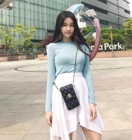 韵味|街拍丰腴的女神,高挑身姿凸显曼妙曲线,韵味十足