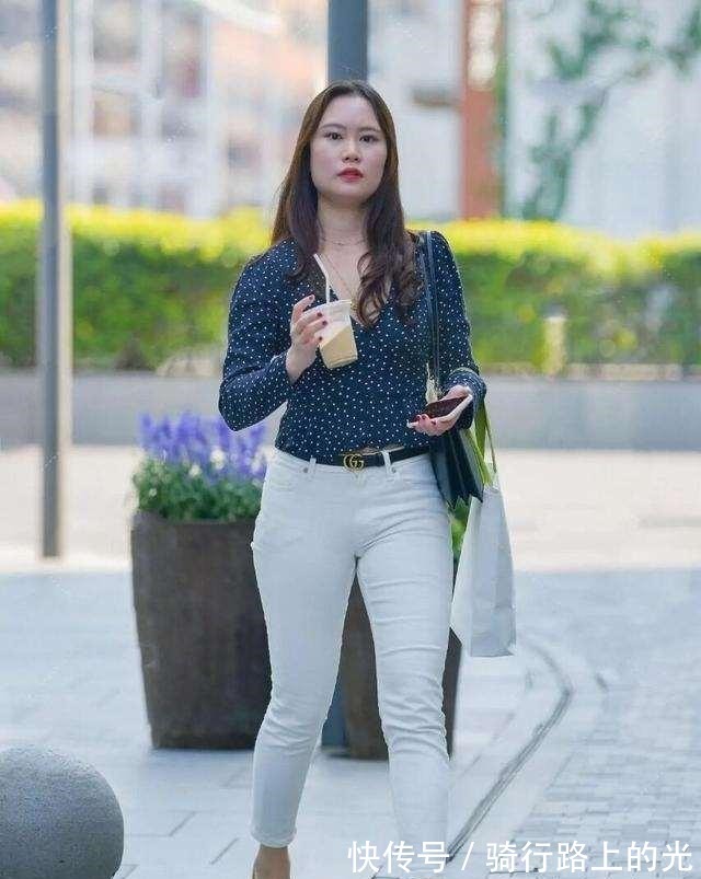 裤子 “漏斗形”身材的打底裤美女,轻松演绎各种风格,破洞款式!