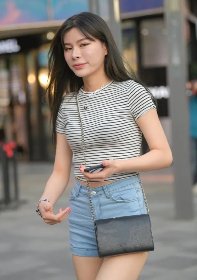 姑娘 姑娘穿搭很普通,短T恤配牛仔短裤,但还是吸引了不少路人的目光