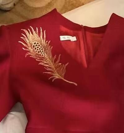 寓意“浴火重生”，这款“火凤凰”礼服穿出了荆楚范儿