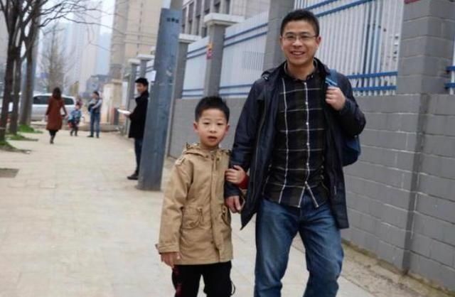 童趣|“慌张奶爸”火了:一时摸脚丫一时探鼻息,网友:跟我一样一样的