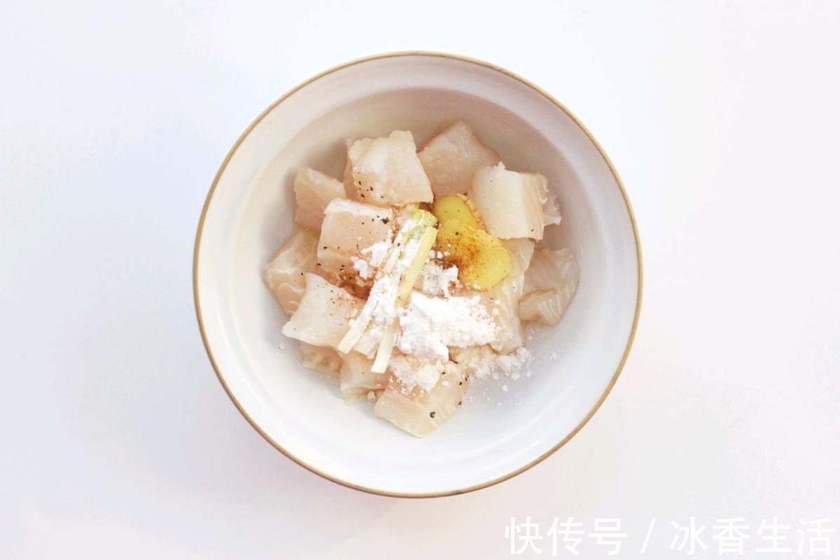 好吃|多给孩子吃龙利鱼，肉多刺少，加入番茄一起炖煮，酸甜又好吃