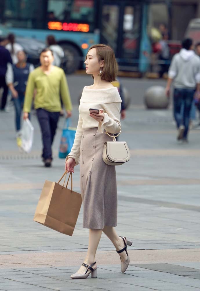 长裙 重庆街拍,蓝色牛仔外套搭配粉色荷叶边长裙,清新文艺显气质