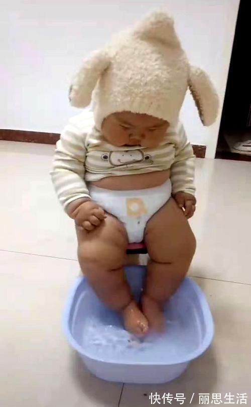 妈妈|“最灵活的胖宝宝”蹿红网络,洗脚的时候小脚乱颤,网友想要同款宝宝