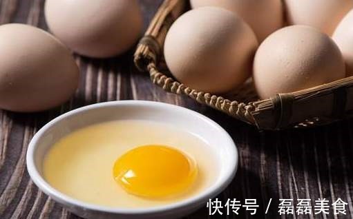 老少皆宜|煎荷包蛋有窍门,别再直接下锅了,多做1步,鸡蛋更香嫩,不粘锅