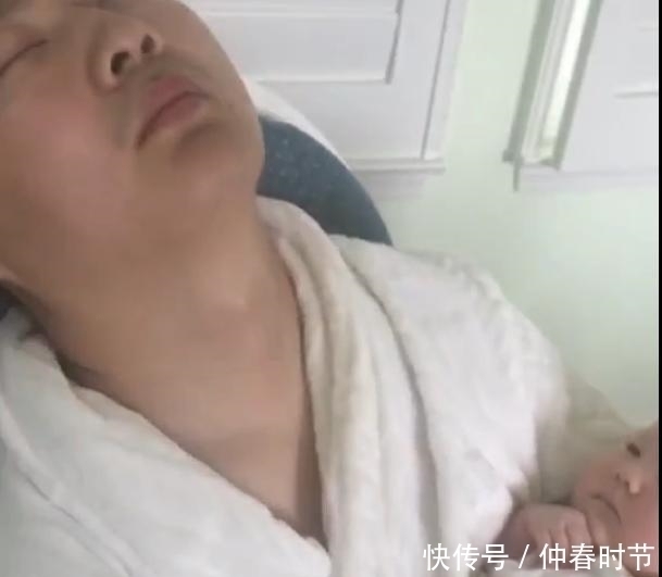 瞌睡爸爸|“瞌睡爸爸”走红网络,看宝宝无奈的眼神,网友谁哄谁睡觉呢