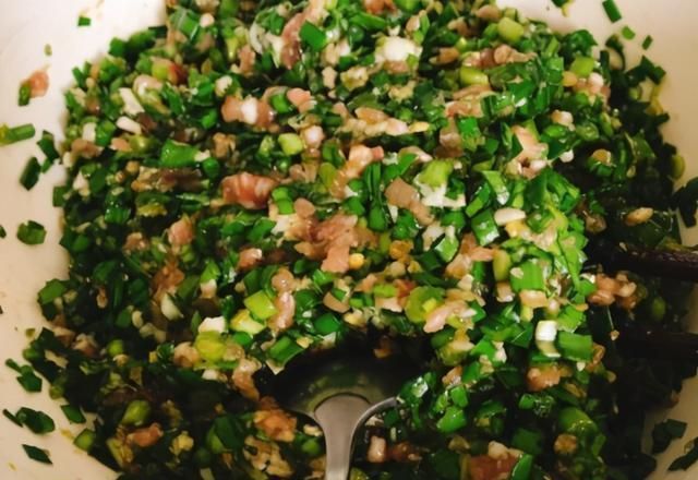 春天正当吃韭菜饺子,牢记3个小窍门,韭菜鲜嫩不出水,无异味