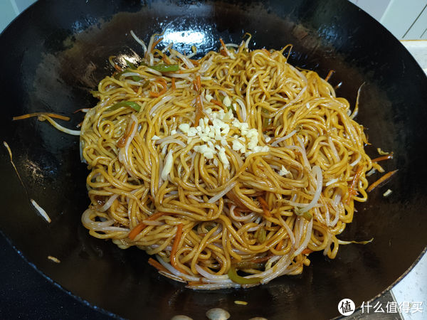 炒面条好吃有技巧，掌握三个诀窍，面条不粘不坨、劲道爽滑
