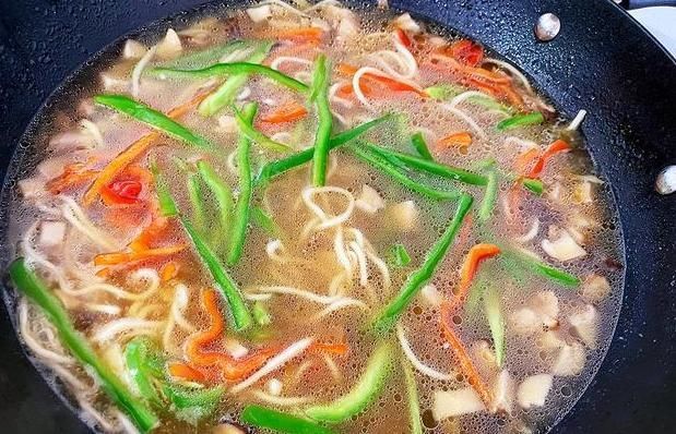 面条这样做太好吃了,加几个香菇一块鸡肉,汤鲜味浓