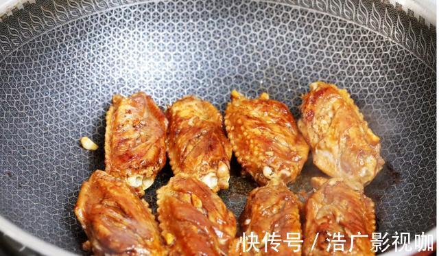 腌制|蒜香鸡翅的家常做法，外焦里嫩的，看着就香