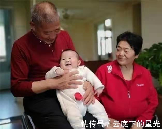 高龄产妇|67岁生宝宝:天赐2周岁生日直播,爸爸全程出镜带货,妈妈好年轻