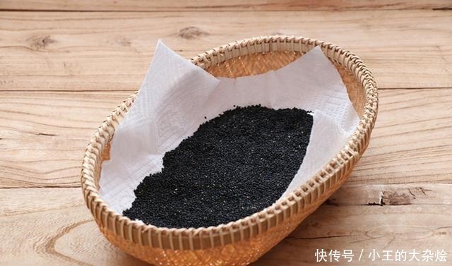 炒芝麻时,牢记“1不放4窍门”,芝麻不糊不苦,颗颗酥脆香味浓