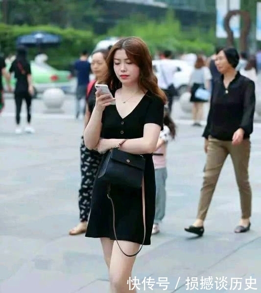 白皙|街拍成熟气质的美女,肌肤白皙容颜娇美