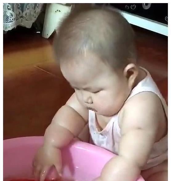 莲藕节|宝宝玩抓鱼能玩一整天，可亮点却是宝宝的手臂