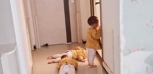 宝宝|妈妈洗澡,三胞胎宝宝化身“侦察兵”,趴门缝喊妈妈