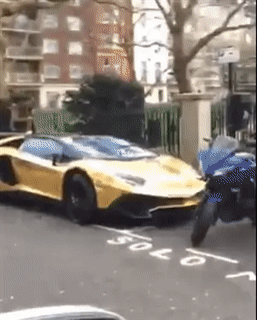 |搞笑GIF：霸气了我的姐 这辈子见过最拉风的走路姿势