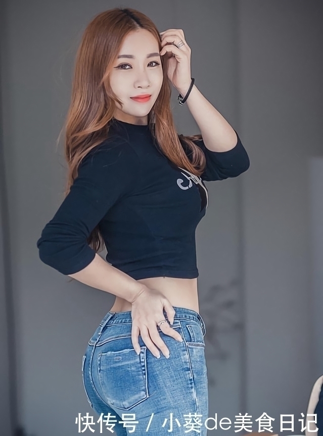 牛仔裤 牛仔裤美女，蹲在地上，咬着手指，显得很俏皮！