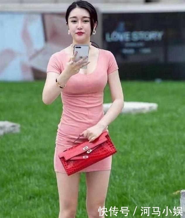 街拍:美女身上的白色修身连衣裙,典雅而百搭,看上去又不同寻常