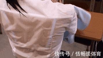 |搞笑GIF趣图段子：主任愣了一下说，舌头伸出来我看看