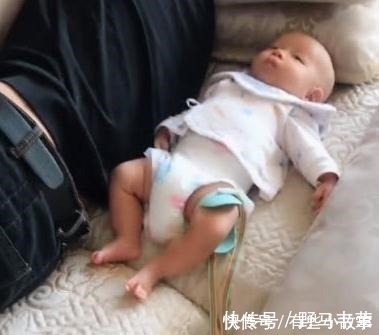 宝宝|爸爸带宝宝自己竟然先睡着,这是害怕自己掉下去吗!