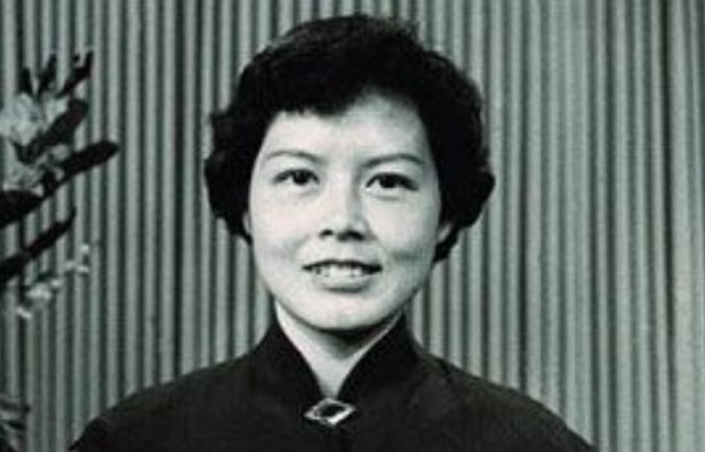 央視第一女主持人沈力：晚年重獲愛(ài)情，兒子卻是她的遺憾