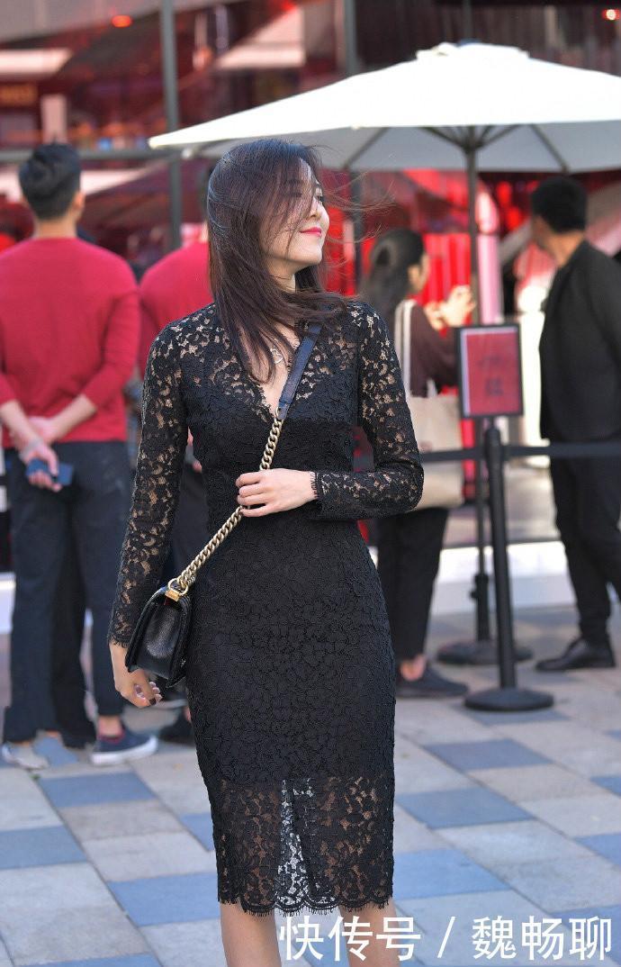 街拍提升优雅感的蕾丝短裙，你穿上也能美的出众