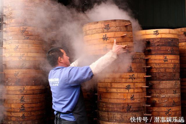 蒸馒头时，不要只加酵母，面里加这两样，馒头又白又软又香