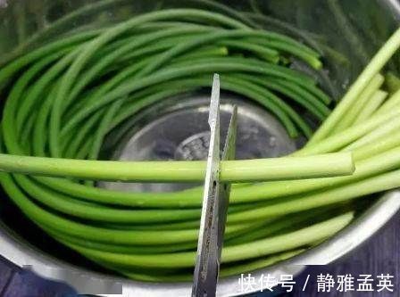 炒蒜苔时,万万不能直接炒,牢记“这1步”,蒜苔脆爽又入味!