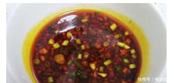 关键步骤|粤菜大厨教你做正宗广东白切鸡,皮爽肉滑,关键步骤别弄错了