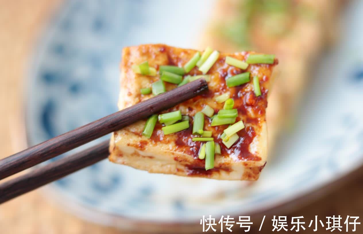 可口|豆腐这样做,大人孩子都爱吃,鲜嫩可口,2块钱能做一大盘