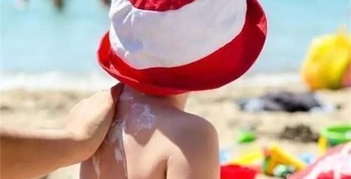 晒伤|宝妈忘给孩子做防晒,早起带娃去海边玩,晚上带回俩“国际友人”