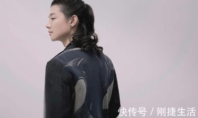 男生|男生长头发的发型怎么留好看?烫头扎发编发,慵懒随性文艺范十足