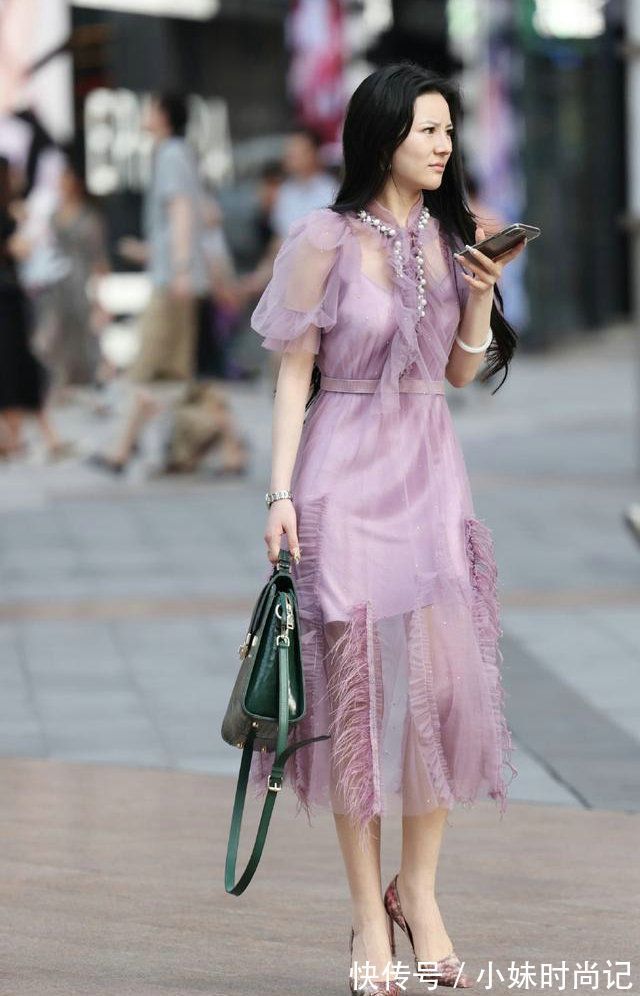 大长腿|街拍:尖头细跟鞋搭配连衣裙,绽放出优雅的姿态